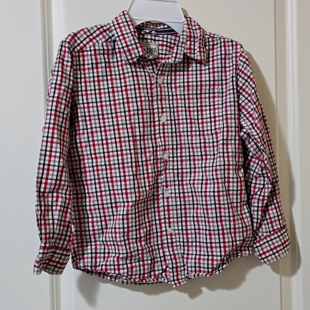 Place cheeckered long sleeve button up shirt